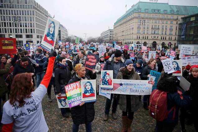 Mulheres participam de protesto por direitos civis em solidariedade à Marcha das Mulheres de Washington, em frente à embaixada americana de Berlim, Alemanha