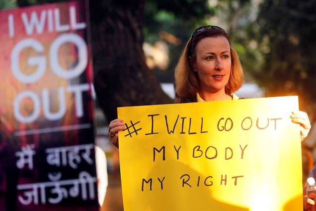 Mulher participa de protesto por direitos civis em solidariedade à Marcha das Mulheres de Washington, na cidade de Mumbai, Índia