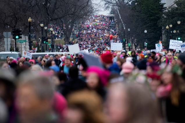 Milhares de mulheres participam da Marcha das Mulheres em protesto por direitos civis, em Washington
