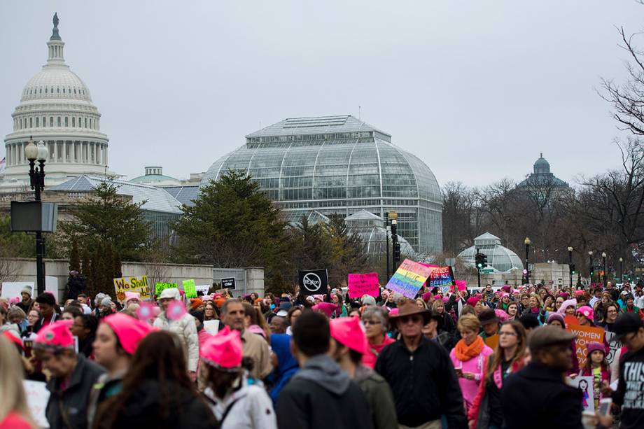 Milhares de mulheres participam da Marcha das Mulheres em protesto por direitos civis, em Washington