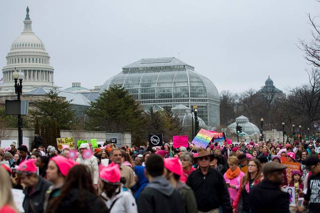 Milhares de mulheres participam da Marcha das Mulheres em protesto por direitos civis, em Washington