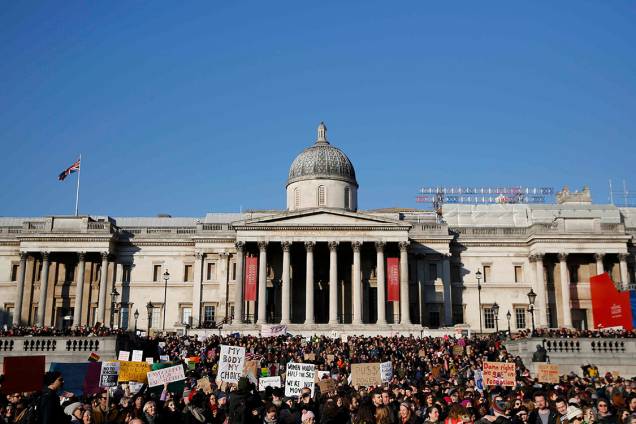 Manifestantes participam de protesto por direitos civis em solidariedade à Marcha das Mulheres de Washington, em Londres