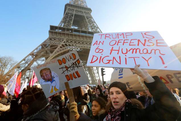 Mulheres participam de protesto por direitos civis em solidariedade à Marcha das Mulheres de Washington, em Paris