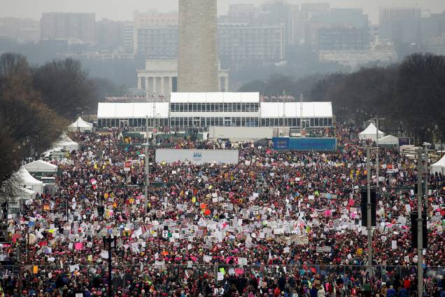 Milhares de pessoas participam da Marcha das Mulheres em protesto por direitos civis, em Washington