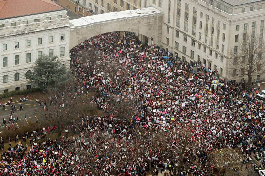 Milhares de pessoas participam da Marcha das Mulheres em protesto por direitos civis, em Washington