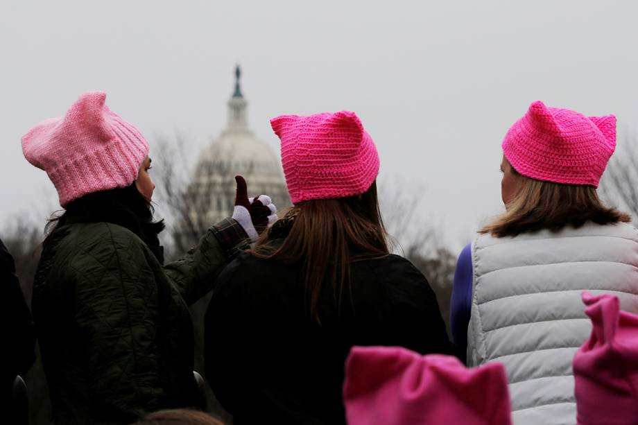 Milhares de pessoas participam da Marcha das Mulheres em protesto por direitos civis, em Washington