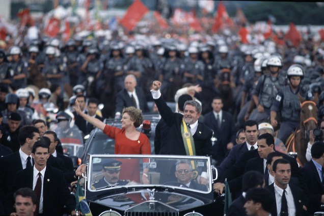 Lula acompanhado de Marisa desfila no Rolls-Royce presidencial na cerimônia da posse do primeiro mandato, em 2003