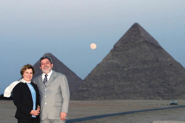 O então presidente Lula e Marisa Letícia, em frente às pirâmides de Gizé, durante visita ao Egito, em 2003