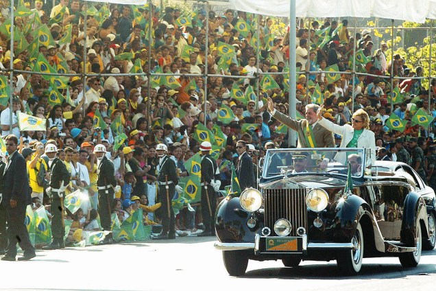 O então presidente Lula e Marisa Letícia, desfilando no Rolls-Royce presidencial, durante a parada de 7 de Setembro, em 2004