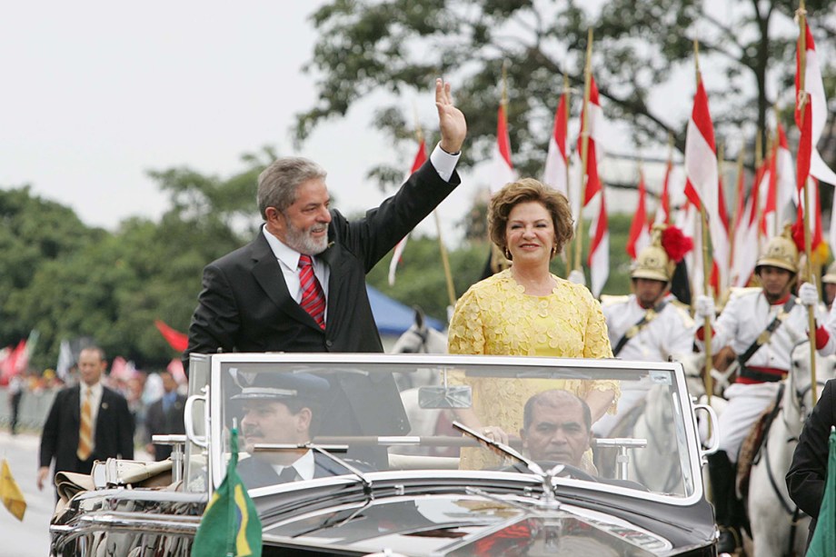 O então presidente Lula desfila com Marisa Letícia em carro aberto durante cerimônia da posse de seu segundo mandato, em 2007