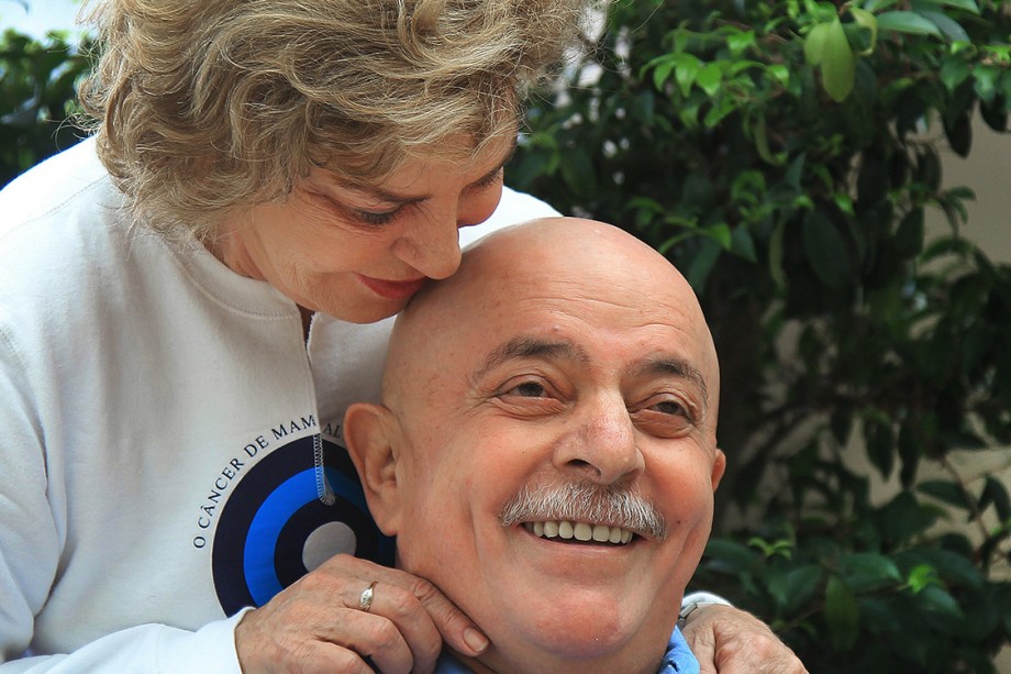 Marisa Letícia raspa a cabeça e a barba de Lula, que passava por um tratamento de câncer na laringe, em 2011