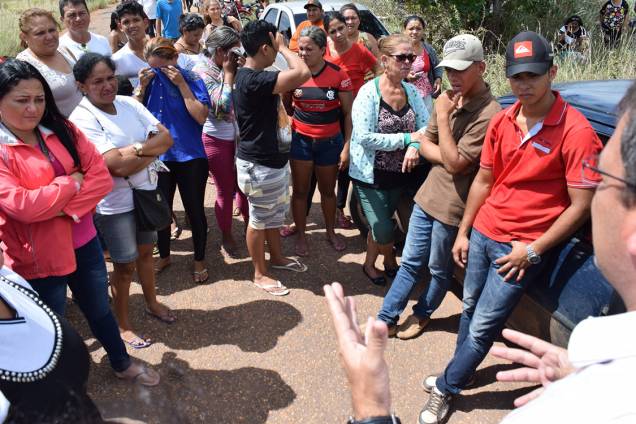 Familiares de presos da Penitenciária Agrícola de Monte Cristo aguardam por informações após rebelião que deixou pelo menos 33 mortos, em Roraima Familiares de presos da Penitenciária Agrícola de Monte Cristo aguardam por informações após rebelião que deixou pelo menos 33 mortos, em Roraima