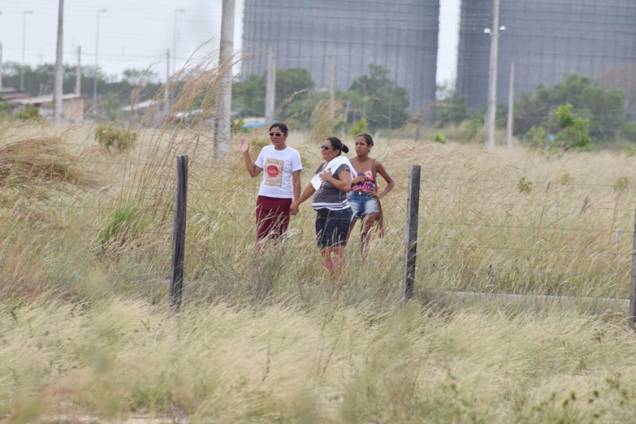 Familiares de presos da Penitenciária Agrícola de Monte Cristo aguardam por informações após rebelião que deixou pelo menos 33 mortos, em Roraima