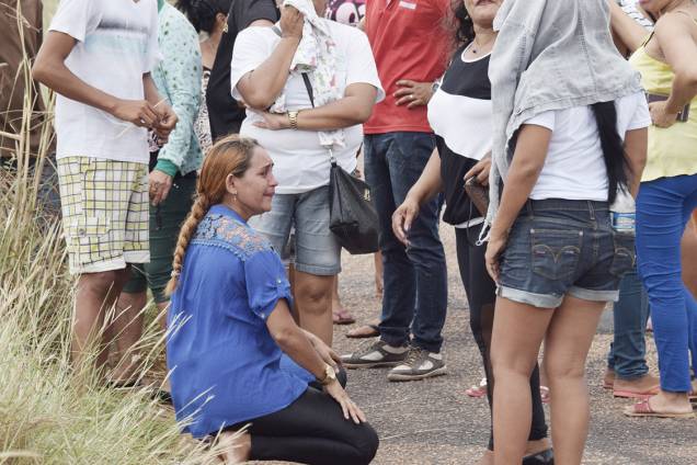 Familiares de presos da Penitenciária Agrícola de Monte Cristo aguardam por informações após rebelião que deixou pelo menos 33 mortos, em Roraima Familiares de presos da Penitenciária Agrícola de Monte Cristo aguardam por informações após rebelião que deixou pelo menos 33 mortos, em Roraima