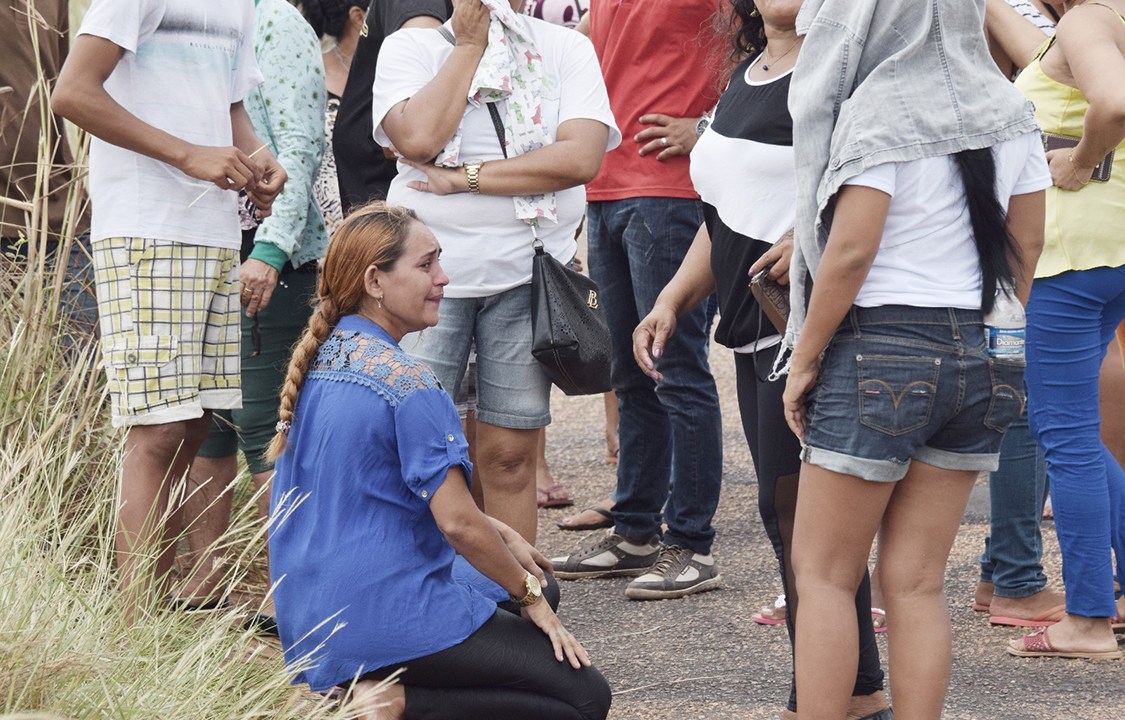 Familiares de presos da Penitenciária Agrícola de Monte Cristo aguardam por informações após rebelião que deixou pelo menos 33 mortos, em Roraima