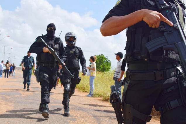 Polícia Militar e Força Tarefa de Boa Vista chegam na Penitenciária Agrícola de Monte Cristo para conter rebelião que deixou pelo menos 33 mortos, em Roraima