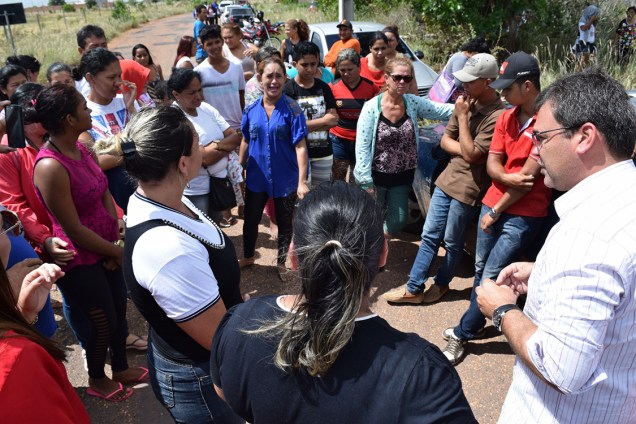 Familiares de presos da Penitenciária Agrícola de Monte Cristo aguardam por informações após rebelião, em Boa Vista, Roraima