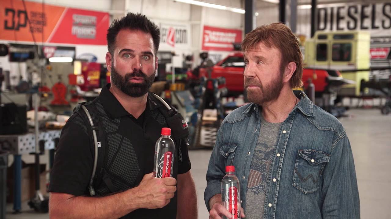 O ator Chuck Norris (esq) em um evento para divulgar sua água
