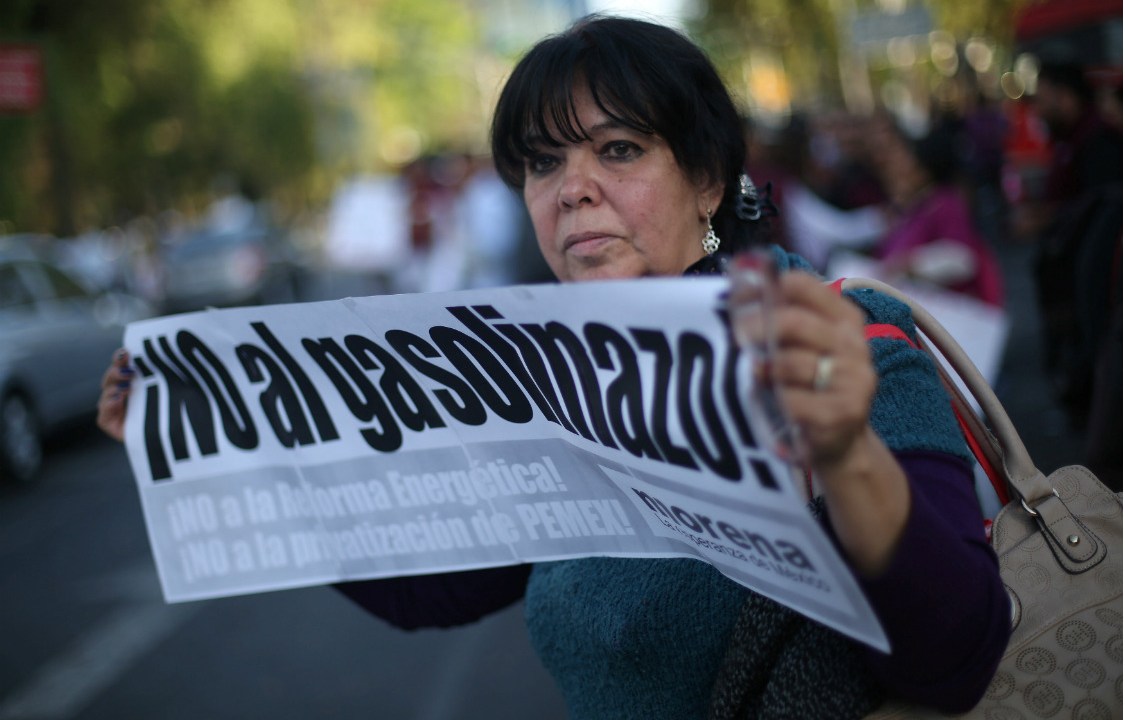 Manifestante protesta contra a ausência de gasolina no México