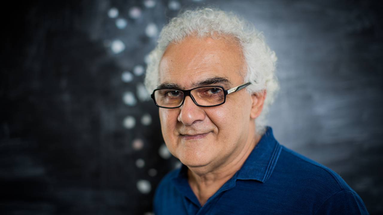 O escritor Milton Hatoum em sua casa, na zona oeste de São Paulo - 25/01/2017