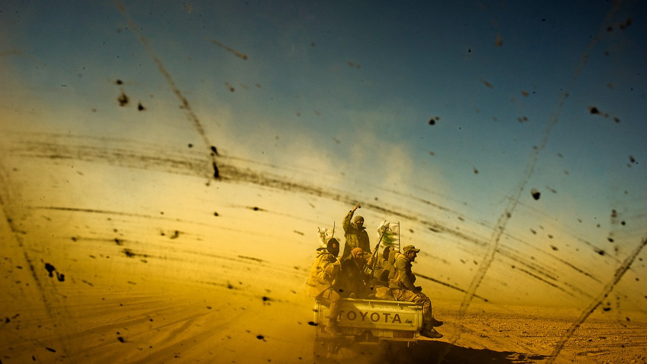 RUMO AO FRONT - Membros das milícias xiitas ao cruzar o deserto para interceptar os combatentes do EI que tentam fugir para a Síria