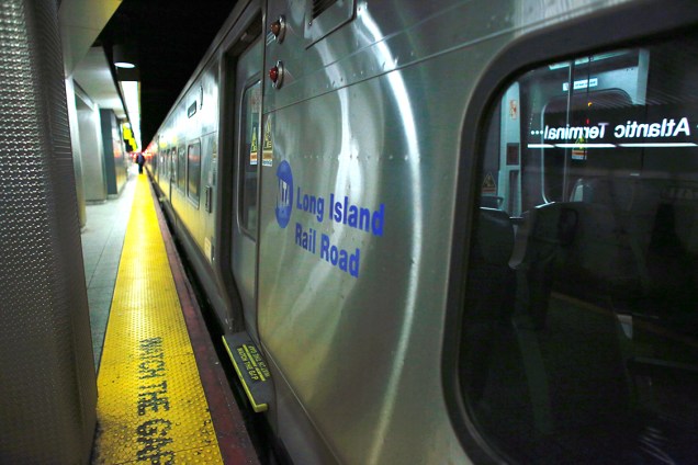 Trem descarrila em estação Brooklyn de metrô, na cidade de Nova York, deixando pelo menos 70 feridos - 04/01/2017