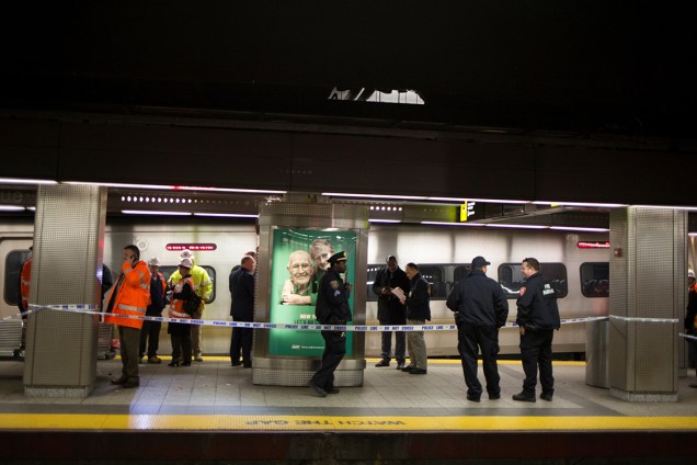 Trem descarrila em estação Brooklyn de metrô, na cidade de Nova York, deixando pelo menos 70 feridos - 04/01/2017