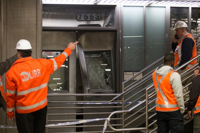 Oficiais investigam motivos pelos quais trem descarrilou em estação de metro de Nova York, nos Estados Unidos - 04/01/2017
