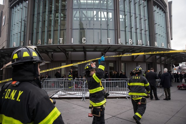 Policiais e bombeiros de Nova York socorrem os feridos após um descarrilamento na estação Atlantic, no Brooklyn - 04/01/2017