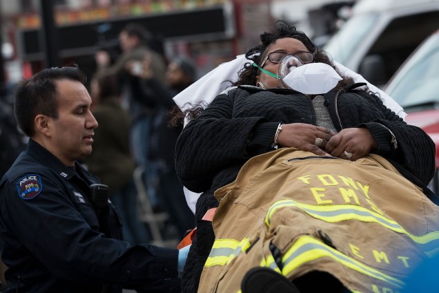 Policiais e bombeiros de Nova York socorrem os feridos após um descarrilamento na estação Atlantic, no Brooklyn - 04/01/2017