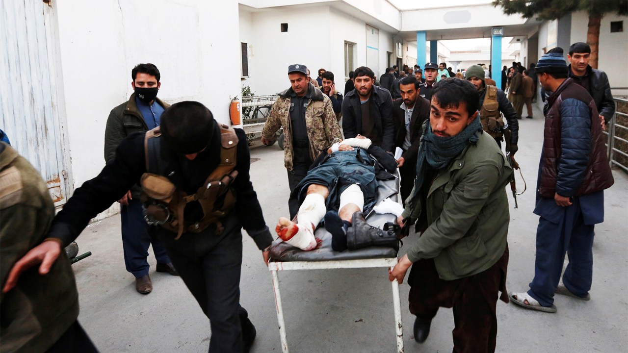Homem ferido é levado para hospital após ataque suicida em Cabul, no Afeganistão - 10/01/2017