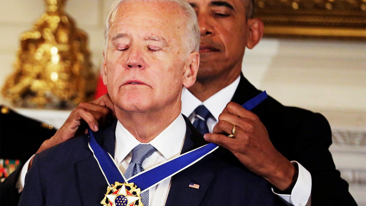 O vice-presidente anericano Joe Biden recebe a Medalha Presidencial da Liberdade, na Casa Branca, em Washington - 12/01/2017