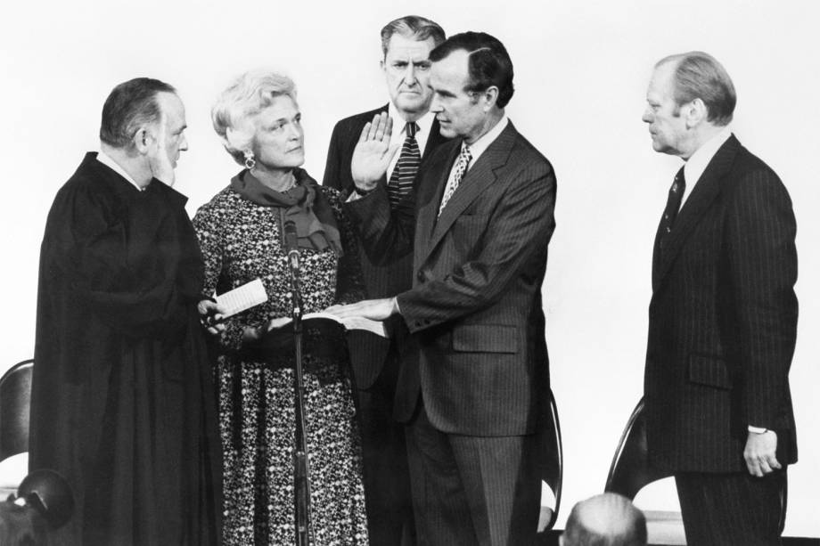 George Herbert Walker Bush é fotografado com o ministro da Justiça, Baxter Stewart, e sua esposa Barbara Bush - 30/01/1976