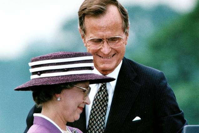 O então presidente dos Estados Unidos, George H.W.Bush, durante encontro com a rainha Elizabeth II, em Washington - 14/05/1991