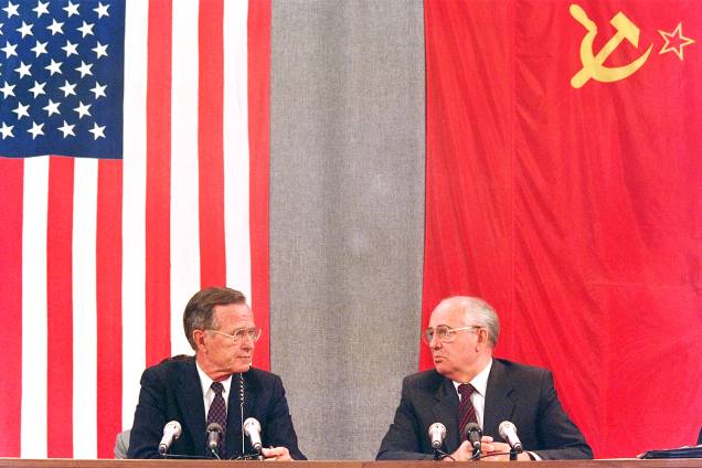 O então presidente dos Estados Unidos, George H.W.Bush (esq), e o líder da União Soviética, Mikhail Gorbachev (dir). durante coletiva de impresa em Moscou - 31/07/1991