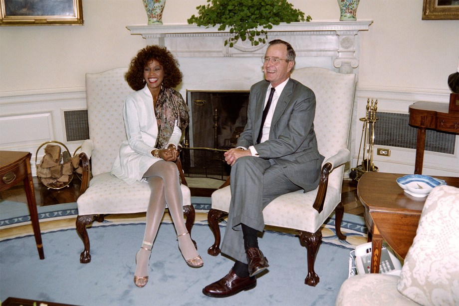 George H.W.Bush durante encontro com a cantora Whitney Houston na Casa Branca, em Washington - 02/05/1990