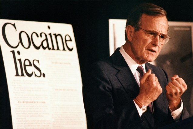 O então presidente dos Estados Unidos, George H.W.Bush, discursa para autoridades sobre os perigos da cocaína