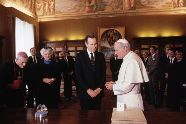 George H.W.Bush com o Papa João Paulo II