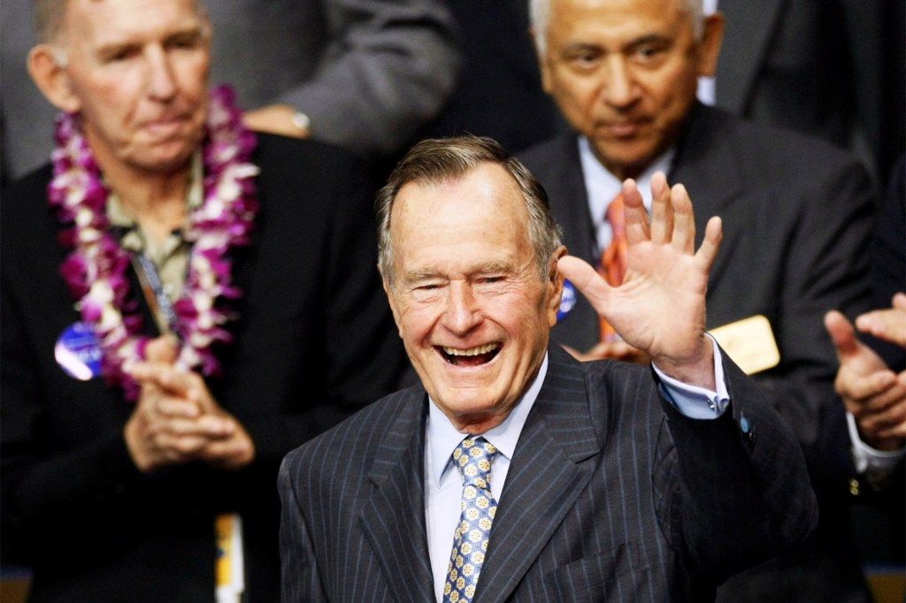 O ex-presidente dos Estados Unidos, George H.W.Bush, acena para o público durante a Convenção Nacional do Partido Republicano, em Minnesota - 02/09/2008