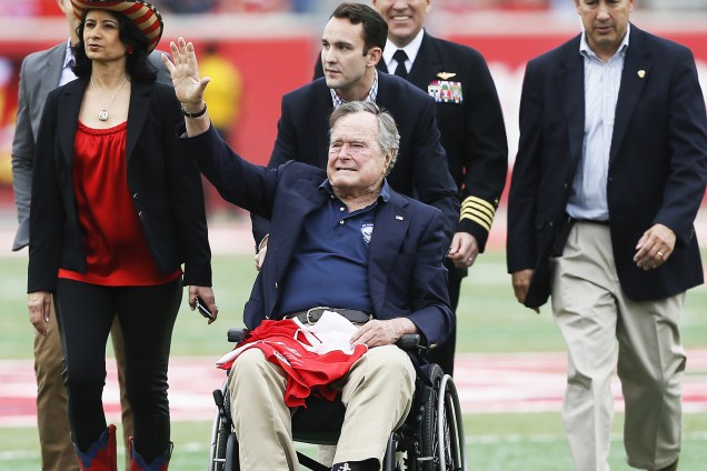 O ex-presidente dos Estados Unidos, George H.W.Bush, acena para o público no TDECU Stadium, em Houston - 27/11/2015