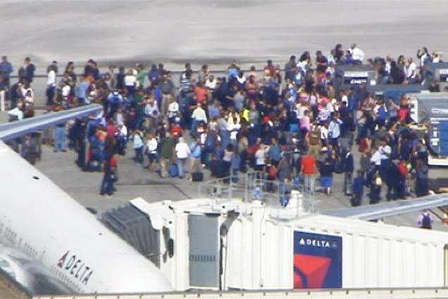 Terminal do aeroporto de Fort Lauderdale, no estado americano da Flórida, é evacuado após tiros serem reportados no local. Ao menos uma pessoa morreu e 9 ficaram feridas - 06/01/2017