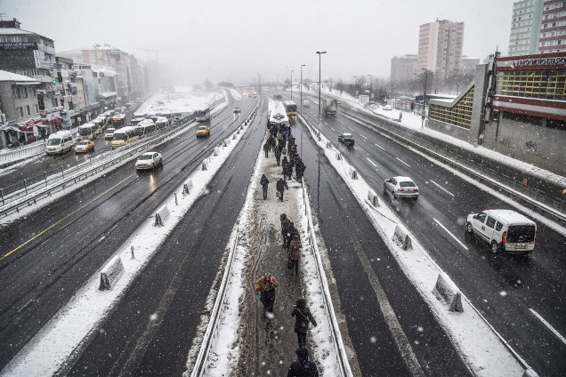 Pessoas caminham em estação de ônibus em Istambul, na Turquia, após forte nevasca atingir a região. Dezenas de voos foram cancelados nos aeroportos Ataturk e Sabiha GokÁen, devido à má visibilidade - 07/01/2017