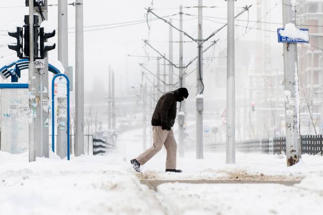 Homem caminha em rua coberta de neve, em um subúrbio de Sófia, capital da Bulgária - 07/01/2017