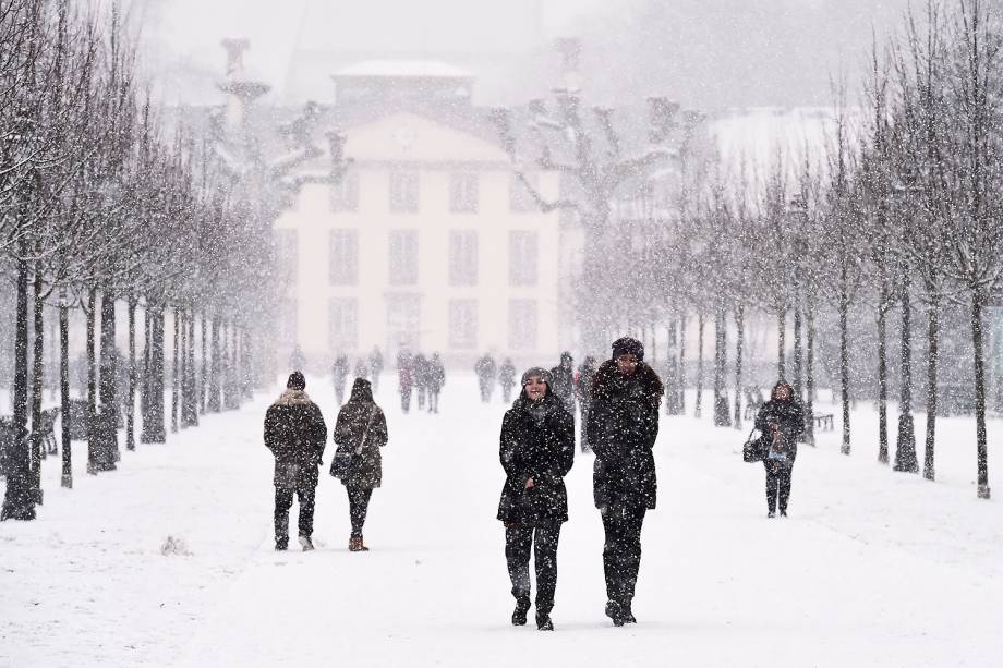 Pessoas caminham em um parque de Estrasburgo, no leste da França, após forte nevasca atingir a região - 08/01/2017