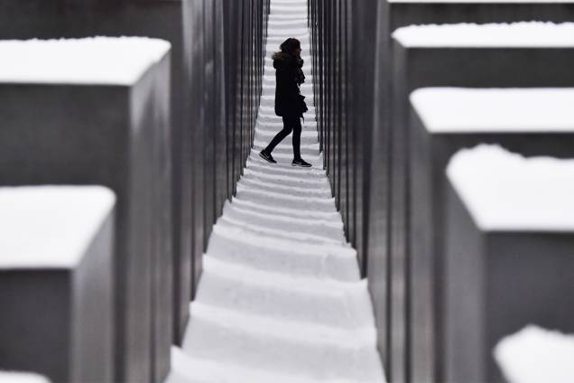 Mulher caminha no Memorial do Holocausto, localizado em Berlim, na Alemanha, após forte nevasca atingir a região - 08/01/2017