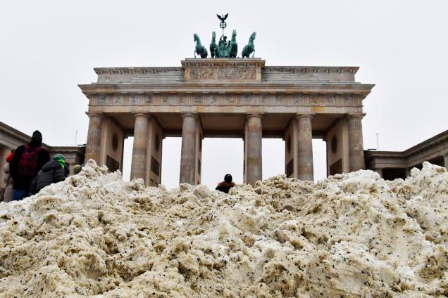 Neve é empilhada próxima ao Portão de Brandemburgo, em Berlim, na Alemanha, após forte nevasca atingir a região - 08/01/2017