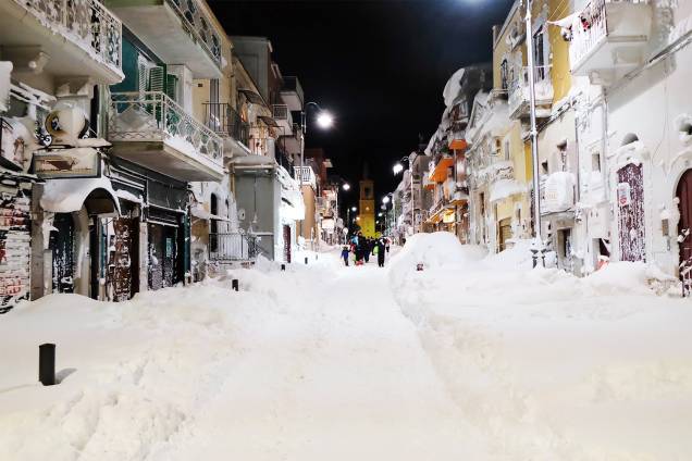 Pessoas caminham em uma rua coberta de neve em Santeramo in Colle, na Itália - 07/01/2017