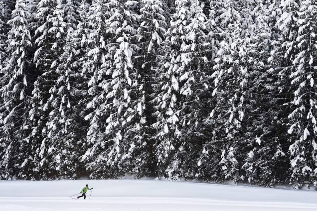 Homem esquia próximo de vila bávara de Kaltenbrunn, no sul da Alemanha, após forte nevasca atingir a região - 09/01/2017