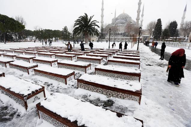 Pessoas caminham na Praça Sultanahmet, em Istambul, na Turquia, após forte nevasca atingir a região - 08/01/2017