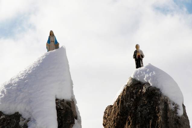 Estátuas de Virgem Maria e São Charbel são fotografadas em rochas cobertas de neve no Monte Líbano, após forte nevasca atingir o país - 11/01/2017